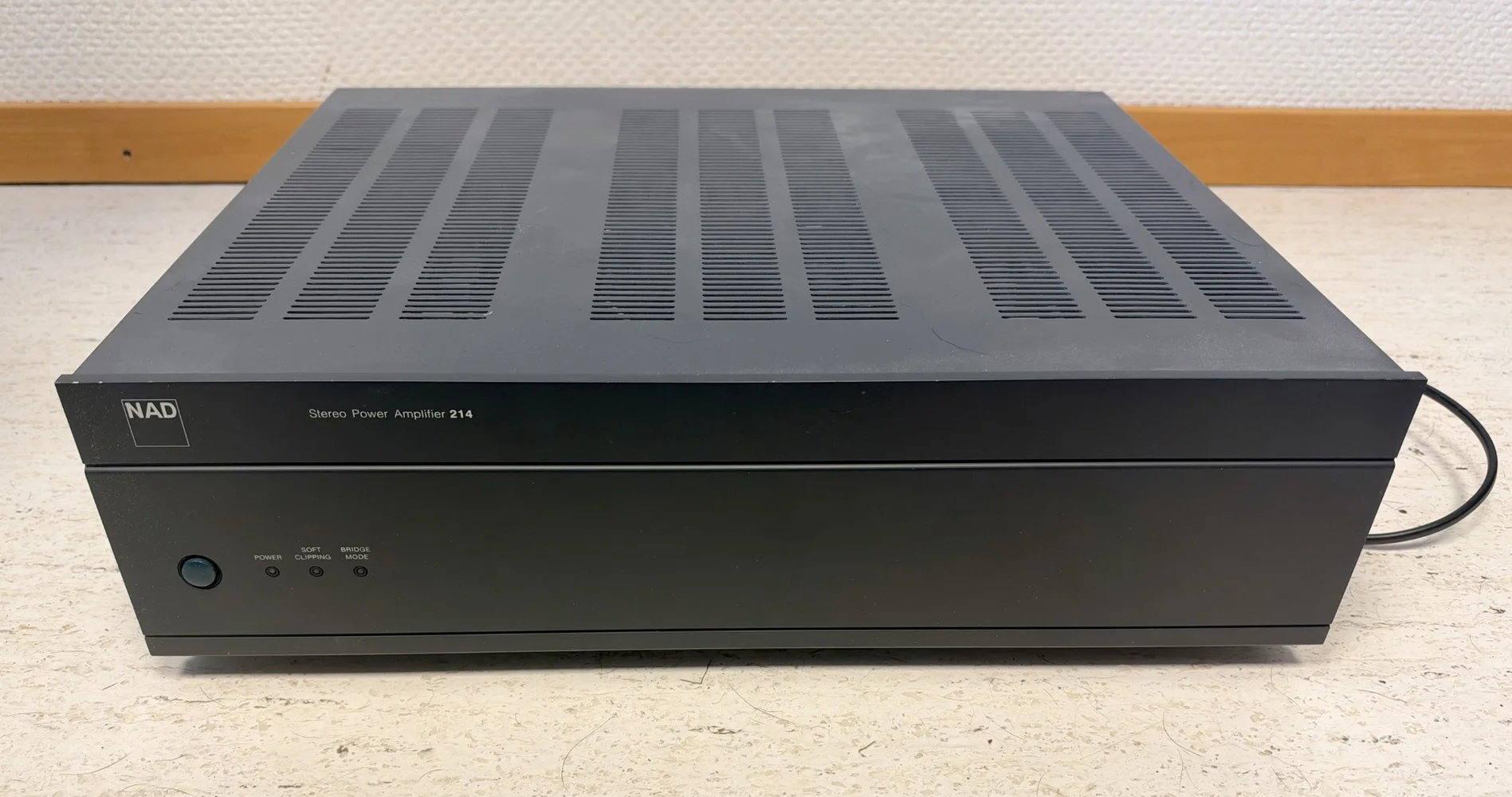 NAD 214 &ndash; Klassiskt stereoslutsteg, 2 &times; 80 W - Bild 1 av 3