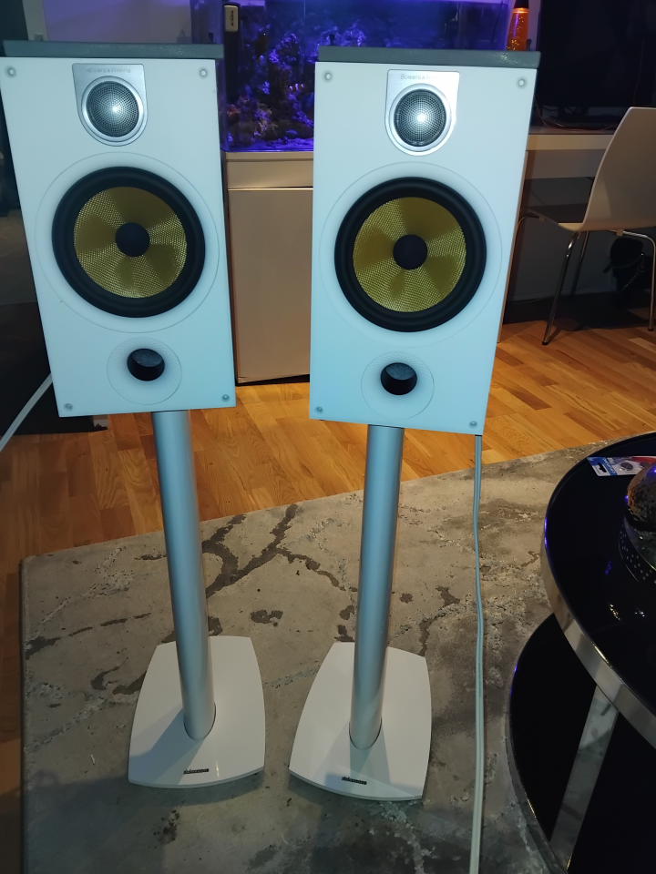 B&W 685 s2 med dynaudio stativ