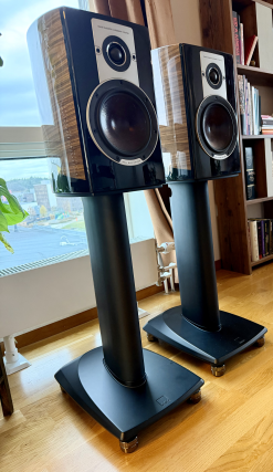 Dali Epicon 2 Valnöt  m. originalstativ, IsoAcoustics GAIA III & AQ Rocket 44 Bi-Wire