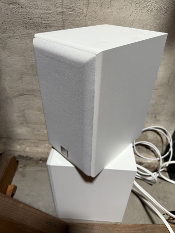 Argon Audio SA1 (vit) + DALI SPEKTOR 2 (vita) + DALI SUB E-9 F (vit)