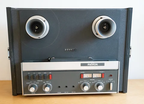 Revox A77 - 2-spårs rullbandspelare i väska med högtala...