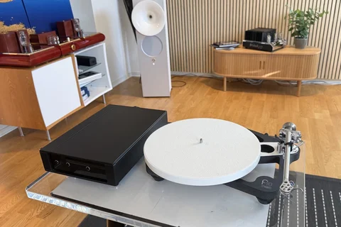 Rega Planar 10 & Apheta 3 - Beg skivspelarpaket