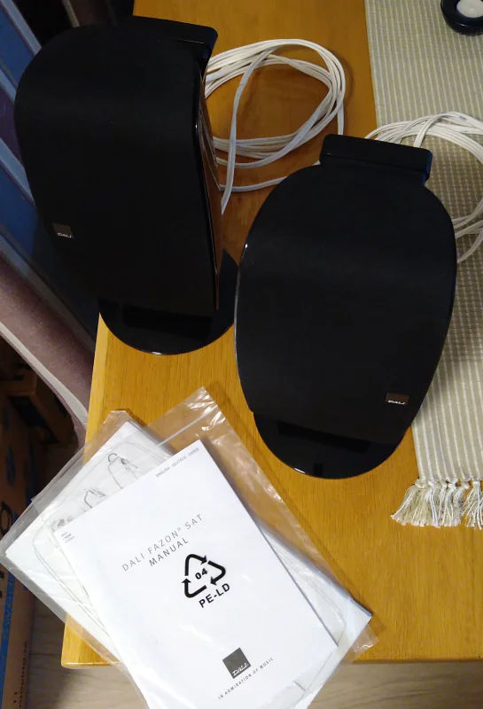 Dali Fazon - 1 par svarta inkl fot / v&auml;ggf&auml;ste, Kabel. - Bild 1 av 6