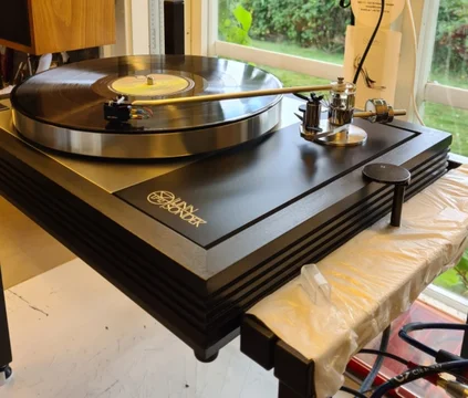 Linn LP 12 plint i svart ask fluted en äldre std som är...