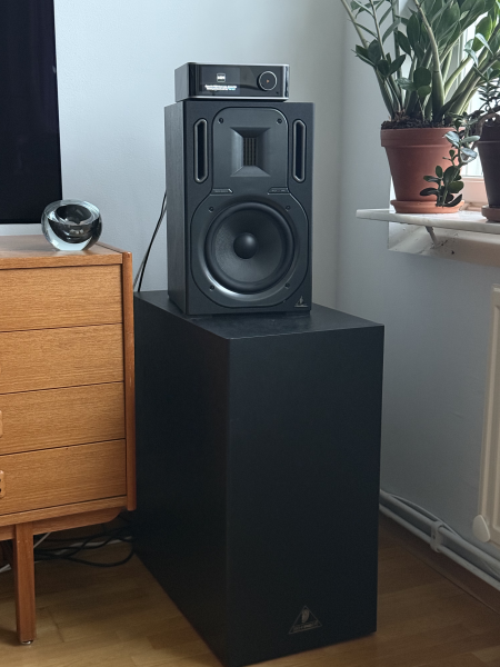 Mäktigt ljudsystem med dubbla subwoofers! - Bild 2 av 5