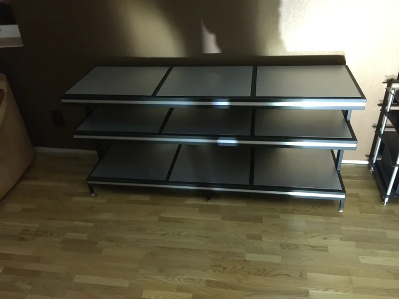 Rymlig solid tech möbel Rymlig solid tech möbel - Bild 2 av 2