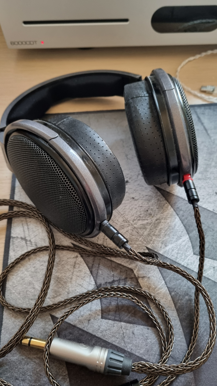 Sennheiser HD650 med uppgraderade pads samt extra kablar