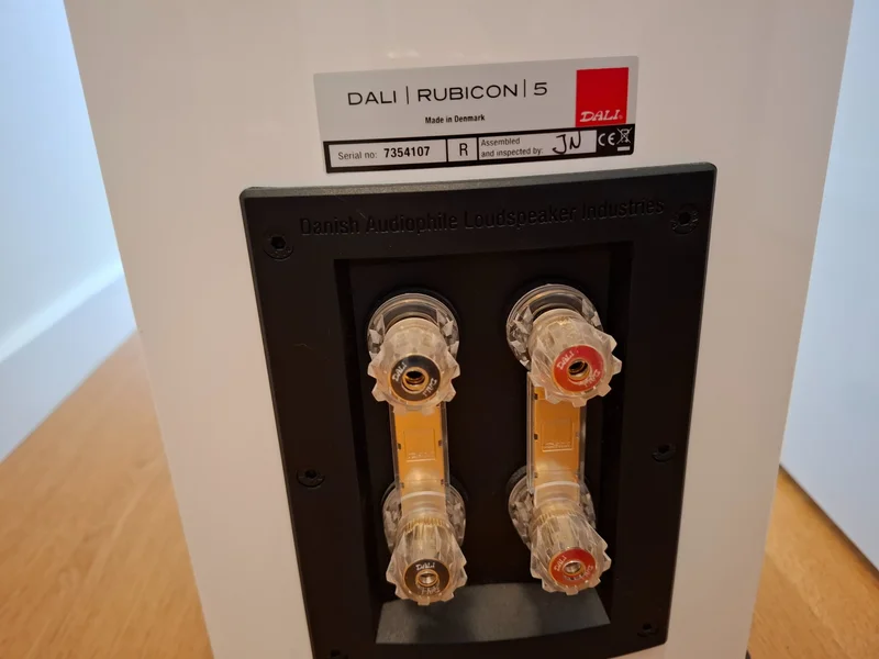 Dali Rubicon 5, Centerh&ouml;gtalare samt REL subwoofer vit pianolack - Billede 6 af 19