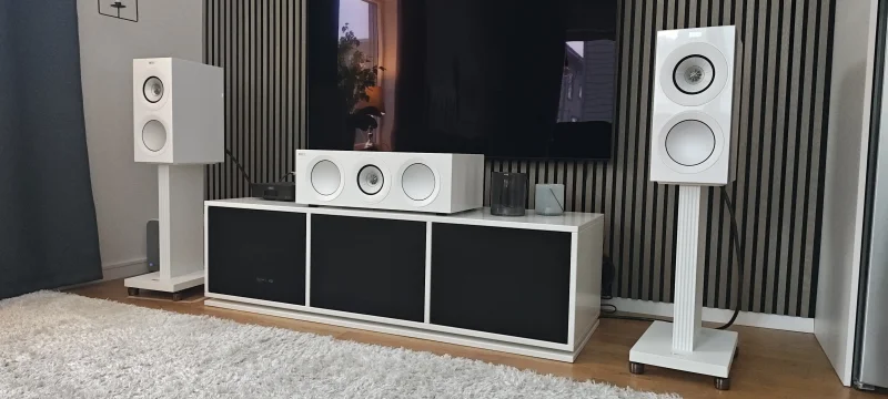 KEF R3 Meta + KEF S3 Stativ, vita h&ouml;gblank, nyskick - Bild 1 av 4
