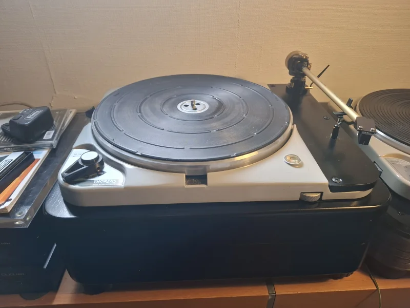 Thorens TD-124 med Breuer 10 - Bild 1 av 2