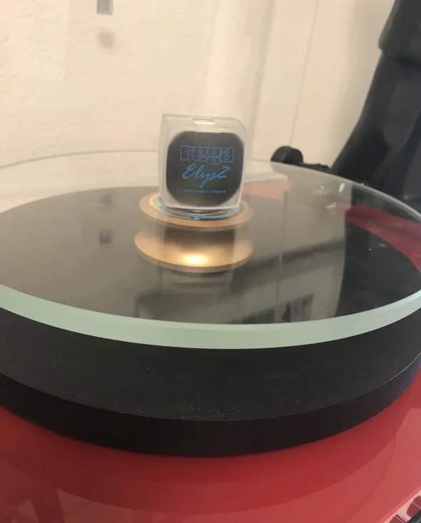 rega p2 + rega v&auml;gghylla + rega elys 2 + rega rb220 tonarm - Bild 5 av 6