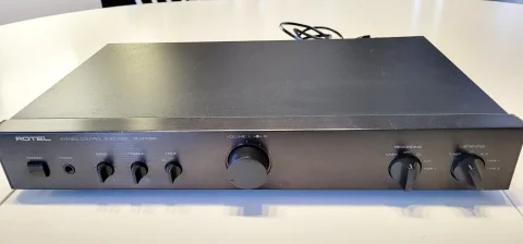Rotel RC-970BX &ndash; Stilren f&ouml;rf&ouml;rst&auml;rkare