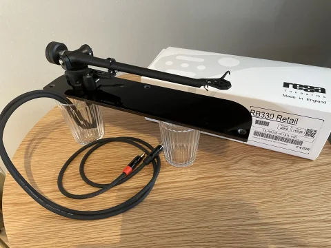 Rega RB330 + tonarmsbräda Thorens TD 124 Rega RB330 + tonarmsbräda Thorens TD 124