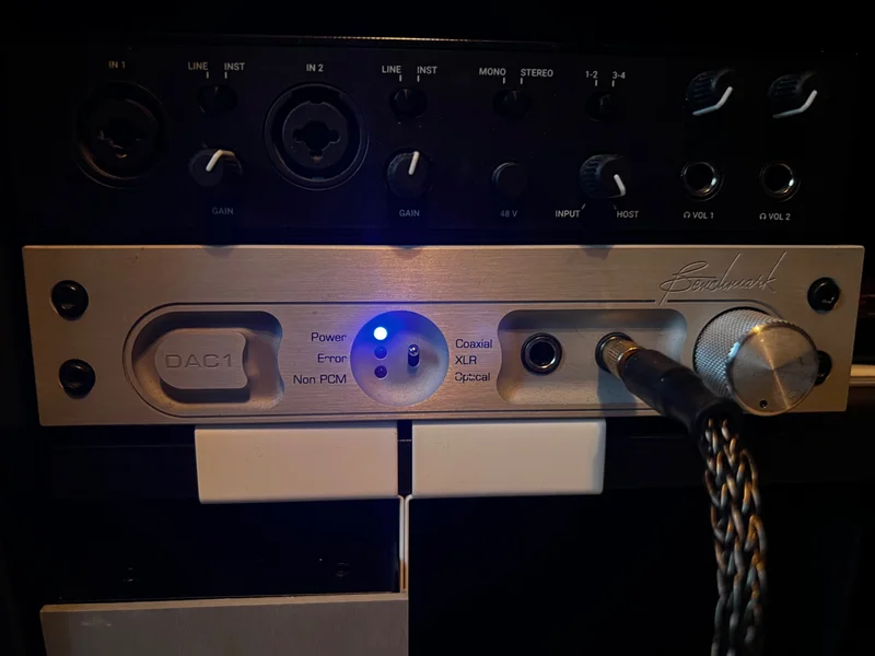 Benchmark DAC1 H&ouml;rlursf&ouml;rst&auml;rkare/DAC/F&ouml;rsteg - Bild 1 av 1