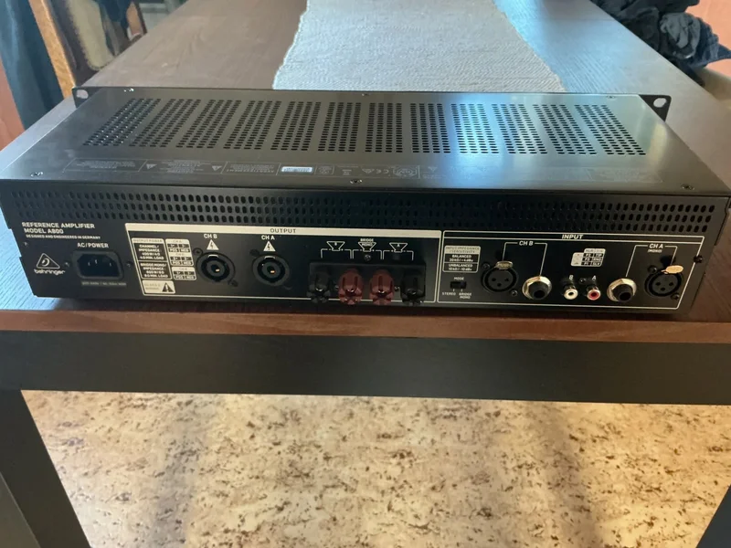 Behringer A800 - Bild 2 av 2