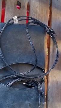 Yter högtalarkablar