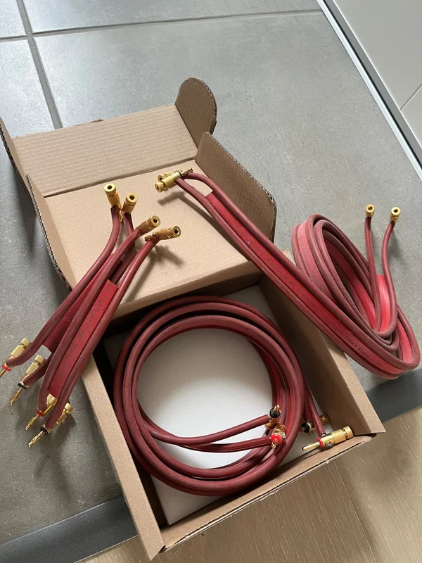 Van Den Hul The Magnum Hybrid 2x2m samt Jumper set Van Den Hul The Magnum Hybrid 2x2m samt Jumper set - Bild 1 av 1