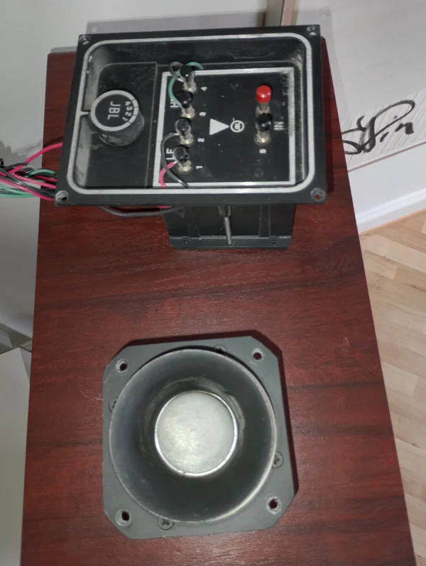 Jbl 2402 ett par 1700kr Jbl 2402 ett par 1700kr - Bild 2 av 4