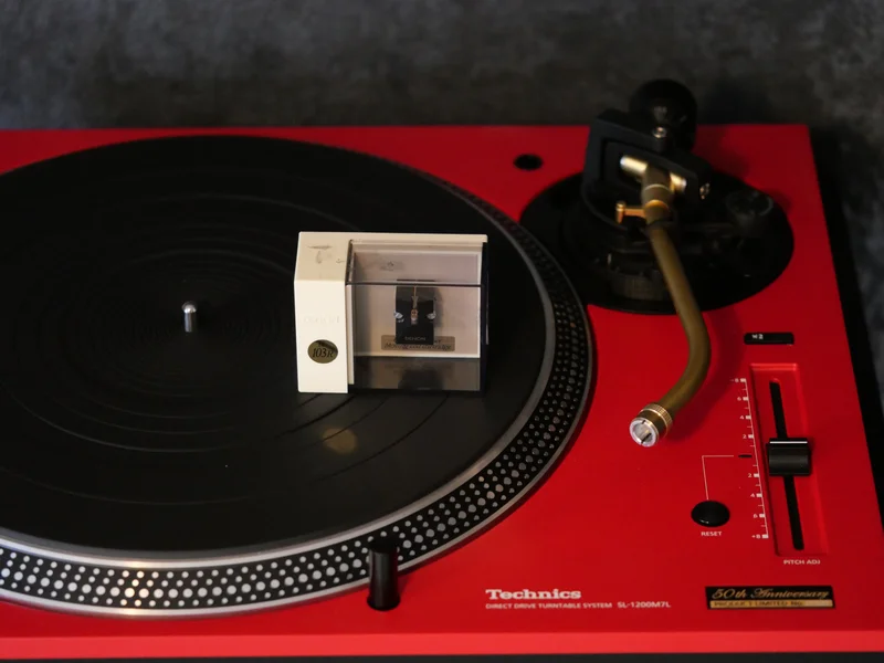 Technics SL-1200 M7L 50th Anniversary Edition red Technics SL-1200 M7L 50th Anniversary Edition red - Kuva 2 / 4