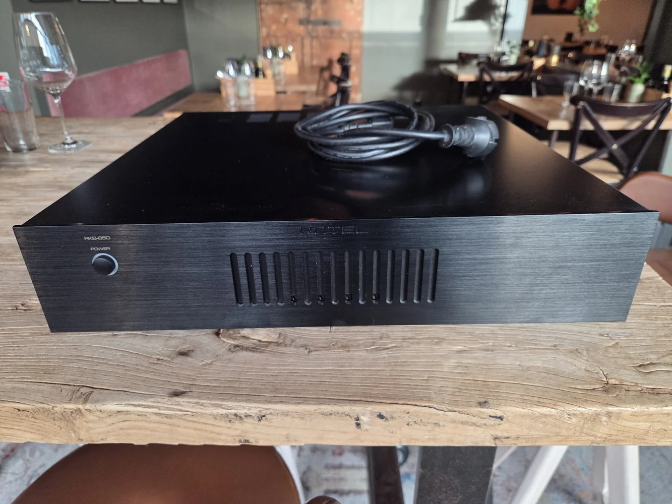 Rotel RKB-850 &ndash; defekt 8-kanalsslutsteg &ndash; reservdelar/reparationsobjekt - Bild 1 av 2