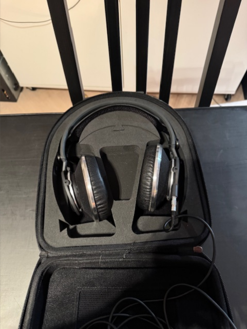 AKG K812