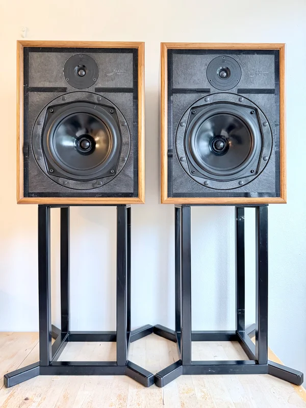 Linn Sara Isobarik &ndash; klassiska brittiska hifi-h&ouml;gtalare - Bild 1 av 2