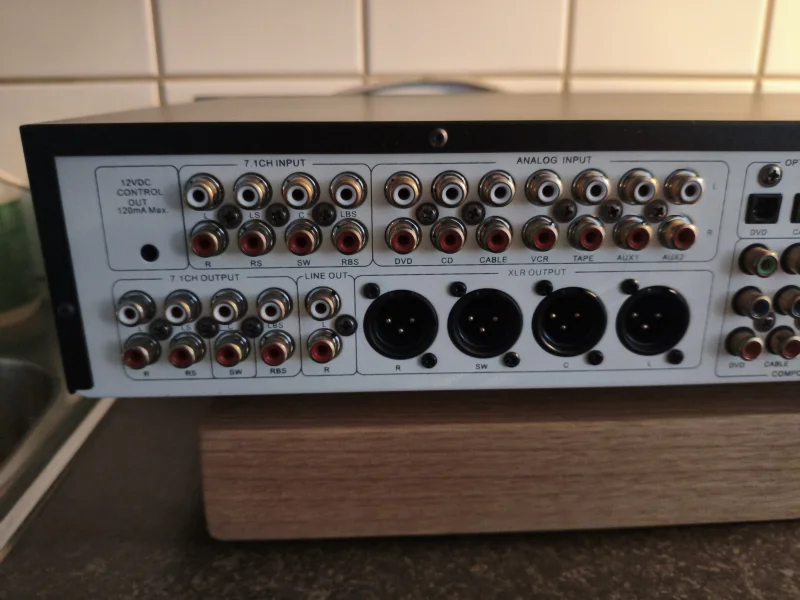 Nuforce avp16 f&ouml;rsteg/surroundprocessor - Bild 4 av 5