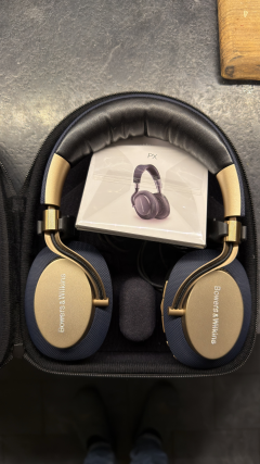 Bowers & Wilkins PX wireless hörlurar