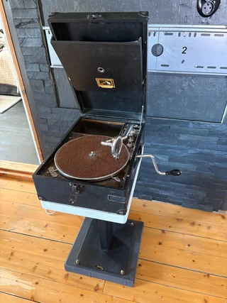 His Masters Voice vevgrammofon (78 varv) i väska + stat...