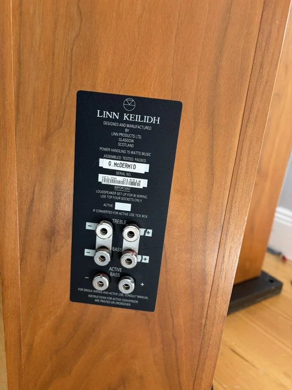 Linn Keilidh golvhögtalare bokfanér med stenfot Linn Keilidh golvhögtalare bokfanér med stenfot - Bild 2 av 2