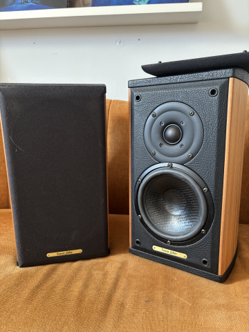 Sonus Faber Liuto Monitor inkl stativ och kabel.