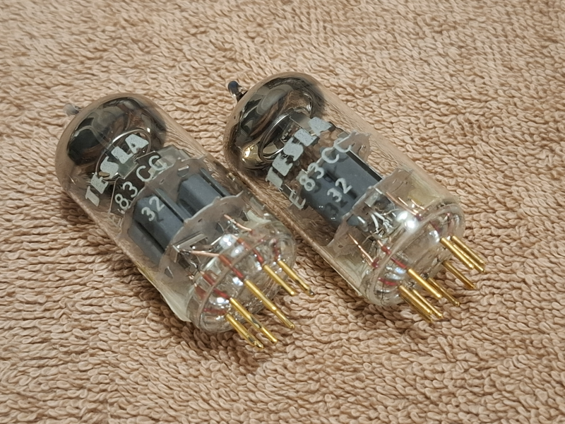 E83CC Tesla Gold (ECC83 / 12AX7) NOS Gold Pins matchat par E83CC Tesla Gold (ECC83 / 12AX7) NOS Gold Pins matchat par - Bild 1 av 6