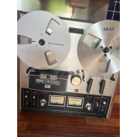 Akai GX-210D bandspelare med  tre motorer tre tonhuvud o auto reverse funktion