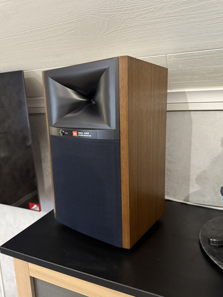 JBL 4309