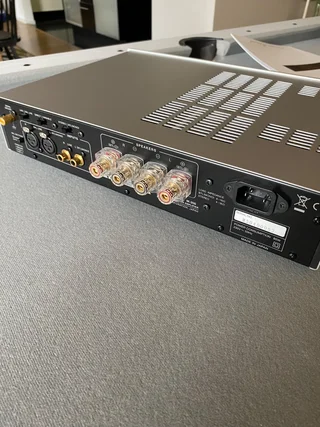 Luxman M-200