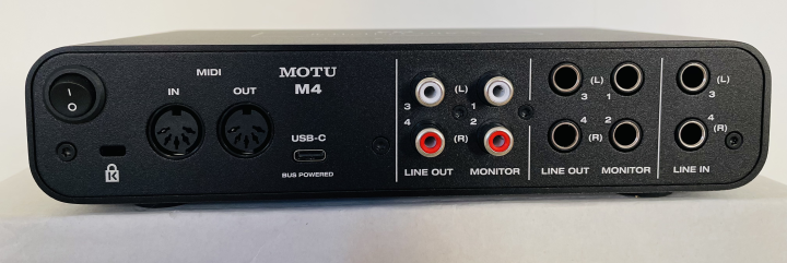 MOTU M4 DAC