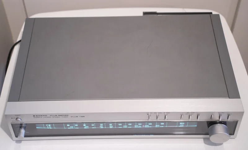 Sanyo Plus T35 Quartz Locked Stereo Tuner (1979-81) Sanyo Plus T35 Quartz Locked Stereo Tuner (1979-81) - Bild 3 av 5