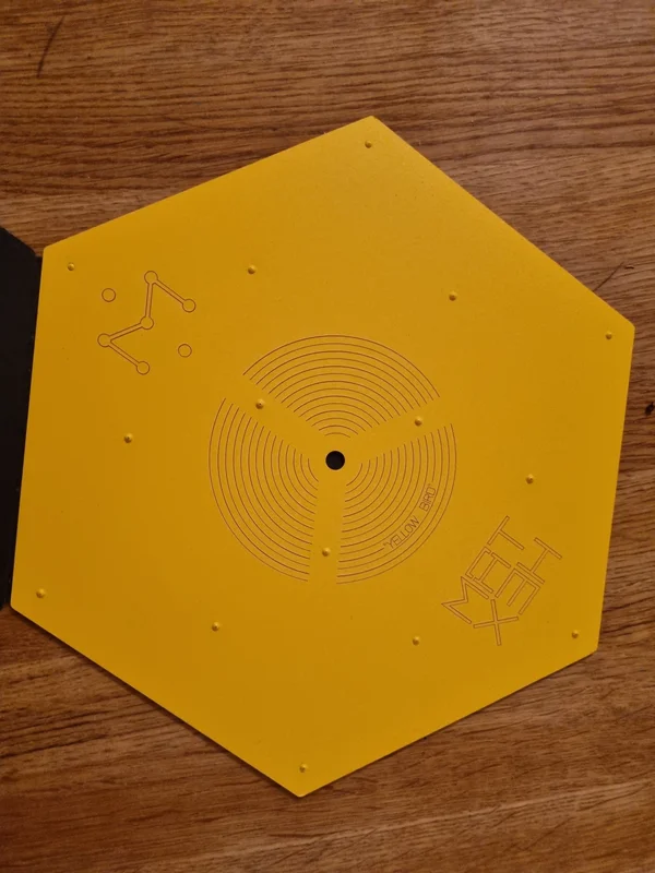 Hexmat Yellow Bird Isolator – skivtallriksmatta Hexmat Yellow Bird Isolator – skivtallriksmatta - Bild 2 av 2