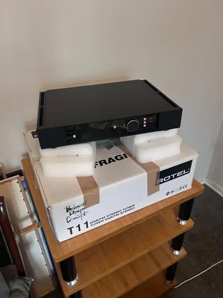 Rotel T11 DAB/FM stereotuner – svart