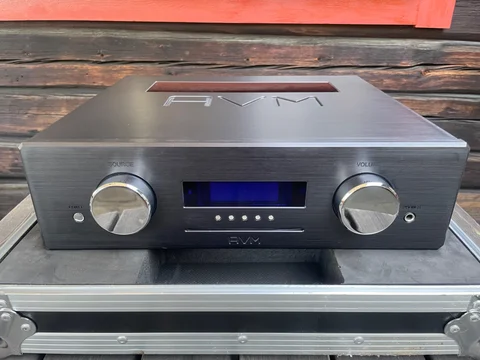 AVM Ovation CS 8.3 &ndash; CD/DAC/FM/F&ouml;rst&auml;rkare, r&ouml;rhybrid &ndash; komplett med flightcase