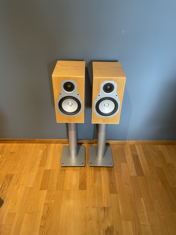 Monitor Audio Gold 10 GR med stativ