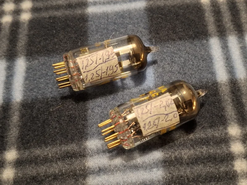 E83CC Tesla Gold (ECC83) NOS Yellow Print Gold Pins E83CC Tesla Gold (ECC83) NOS Yellow Print Gold Pins - Bild 2 av 5