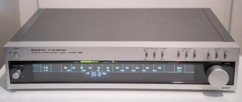 Sanyo Plus T35 Quartz Locked Stereo Tuner (1979-81) Sanyo Plus T35 Quartz Locked Stereo Tuner (1979-81) - Bild 4 av 5