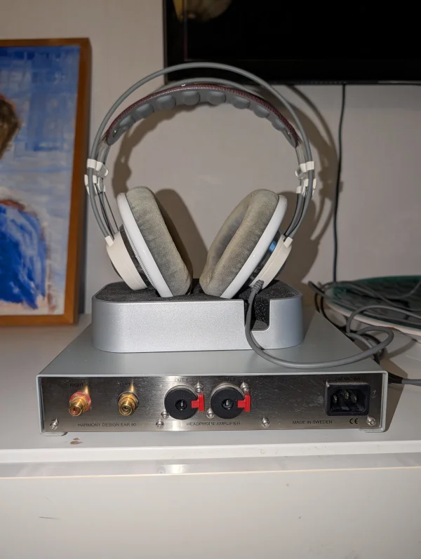 En st Harmony Design 90 + ett par AKG 701 - Bild 2 av 2