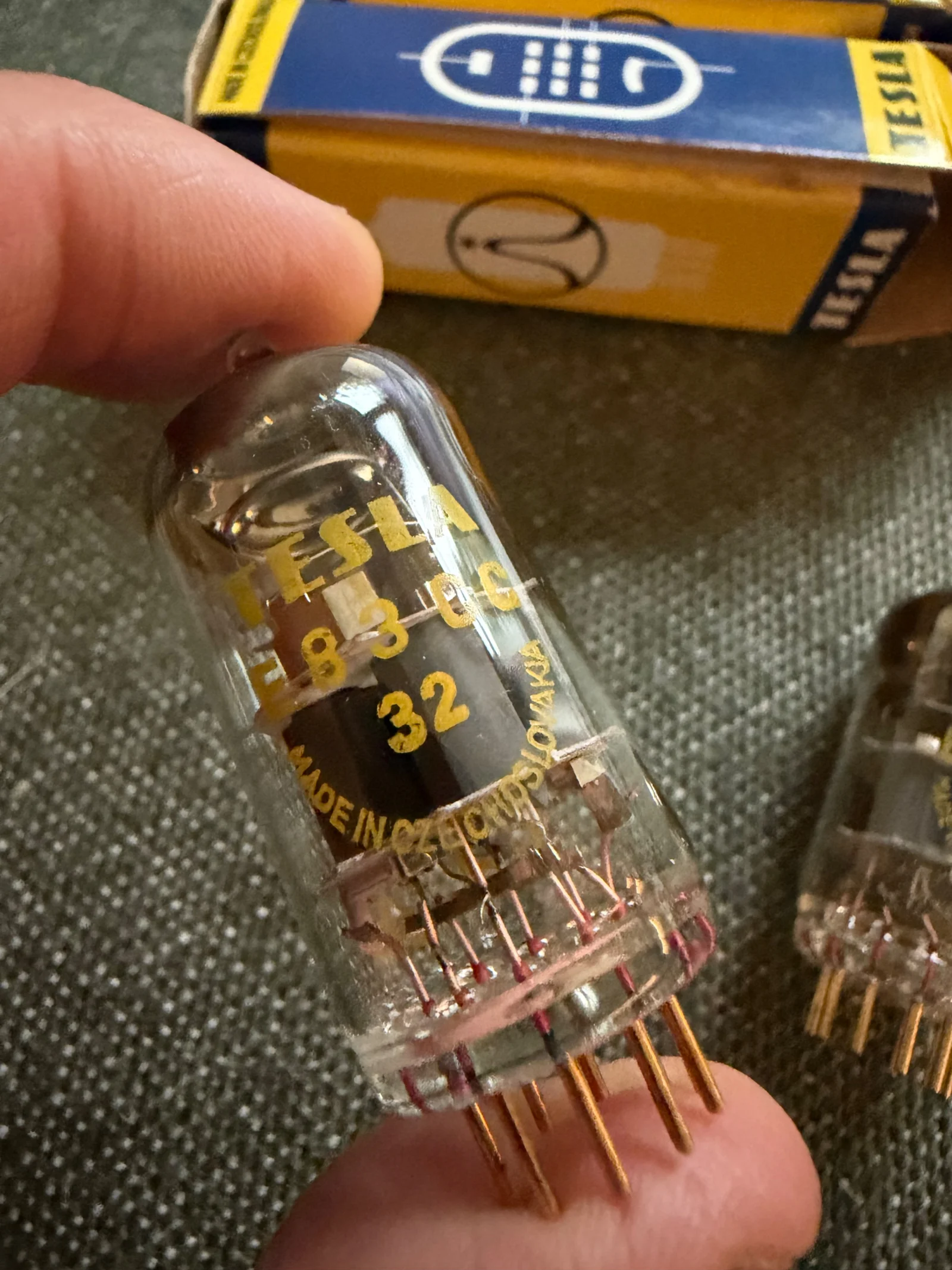 E83CC/12AX7 Tesla Gold pinn NOS matchat från 1971