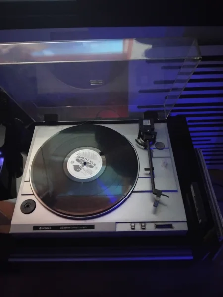 Hitachi HT-1 skivspelare Hitachi HT-1 skivspelare - Bild 1 av 3