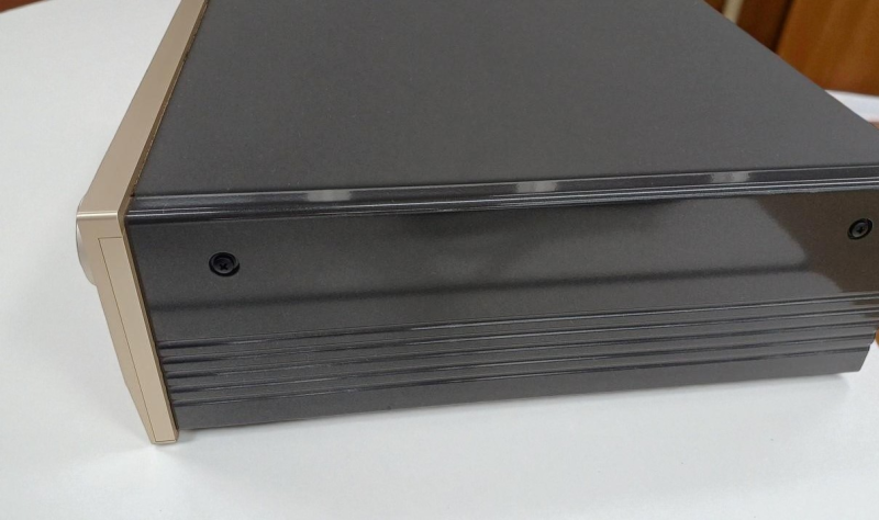 Accuphase C-2400 - Bild 3 av 4