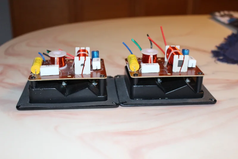 HÖGTALAR TERMINALER HÖGTALAR TERMINALER - Bild 2 av 3