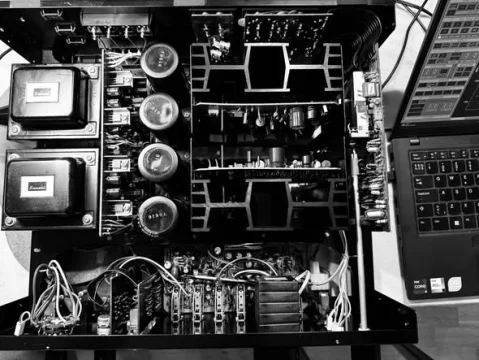 Sansui AU-717 (en vintage legend, 1977) - Restaurerad