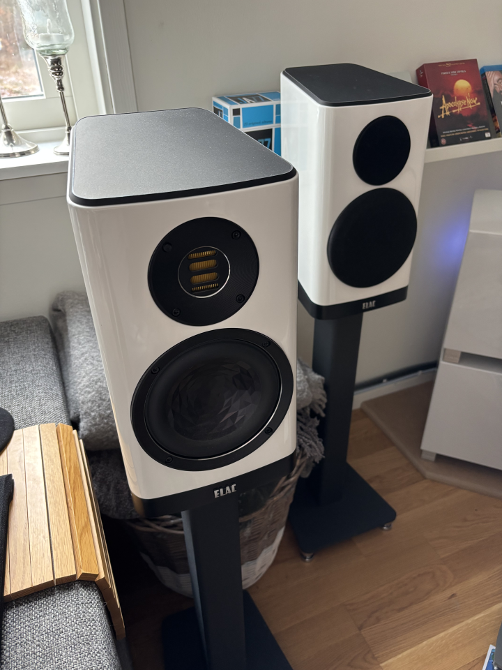 Elac Vela